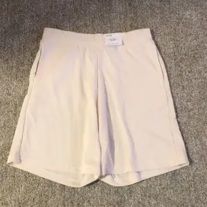 Säljer dessa nya shorts, eftersom att jag råkade köpa fel storlek och hann aldrig byta till en annan. 