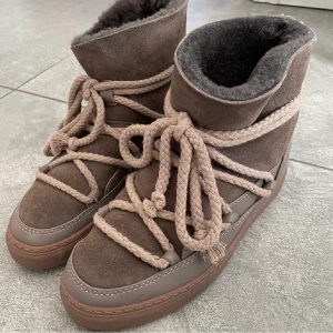 inuikii - köpta förra året men knappt använda eftersom de är för stora på mig💞💞 skriv för fler bilder