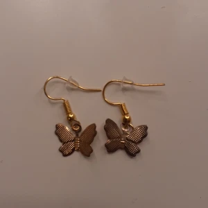 Fjärils örhängen  - Hej!! Nu säljer jag fjärils örhängen! Finn också i silver! Obs tryck ej på köp nu! Ps frakt 15 kr❤