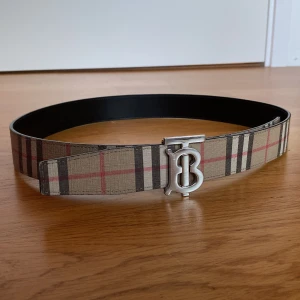 Burberry bälte, LÄS BESKRIVNINGEN INNAN NI SKRIVER! - Burberry bälte två sidigt. Väldigt bra skick. 2 år gammalt. Jag har kvar påsen och lapparna till bältet. Jag tar imot byten. Pris kan diskuteras.