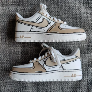 Nike Air Force 1 Cartoon Taupe - Vill du ha ett par unika Nike Air Force 1 i tecknad stil? Helt nya, målade i tålig läderfärg med bra hållbarhet  Storlek:37,5 