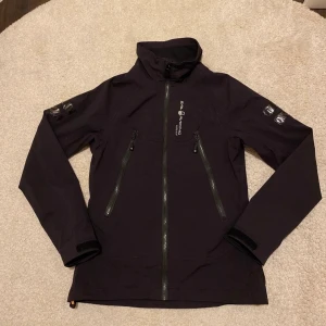 Sail racing jacka i nyskick! - Mycket fin jacka från Sail Racing. Storlek xs dam. Skaljacka som passar i alla väder med bra kvaliteter såsom Goretex, vindtät, vadderad, mm Jackan är i nyskick! Nypris 3500kr (Pris kan diskuteras vad snabb affär:)