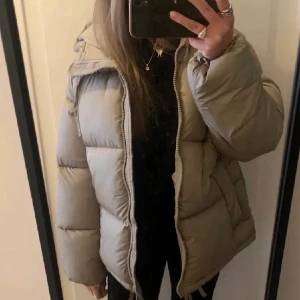 Jacka - En superfin pufferjacka i en fin ljus grön färg perfekt nu till vintern! Den är slutsåld på hm och är i storlek xs men passar även en S. Den är köpt här på Plick och säljer endast vid bra pris annars behåller jag den☺️! Köparen står för frakten!