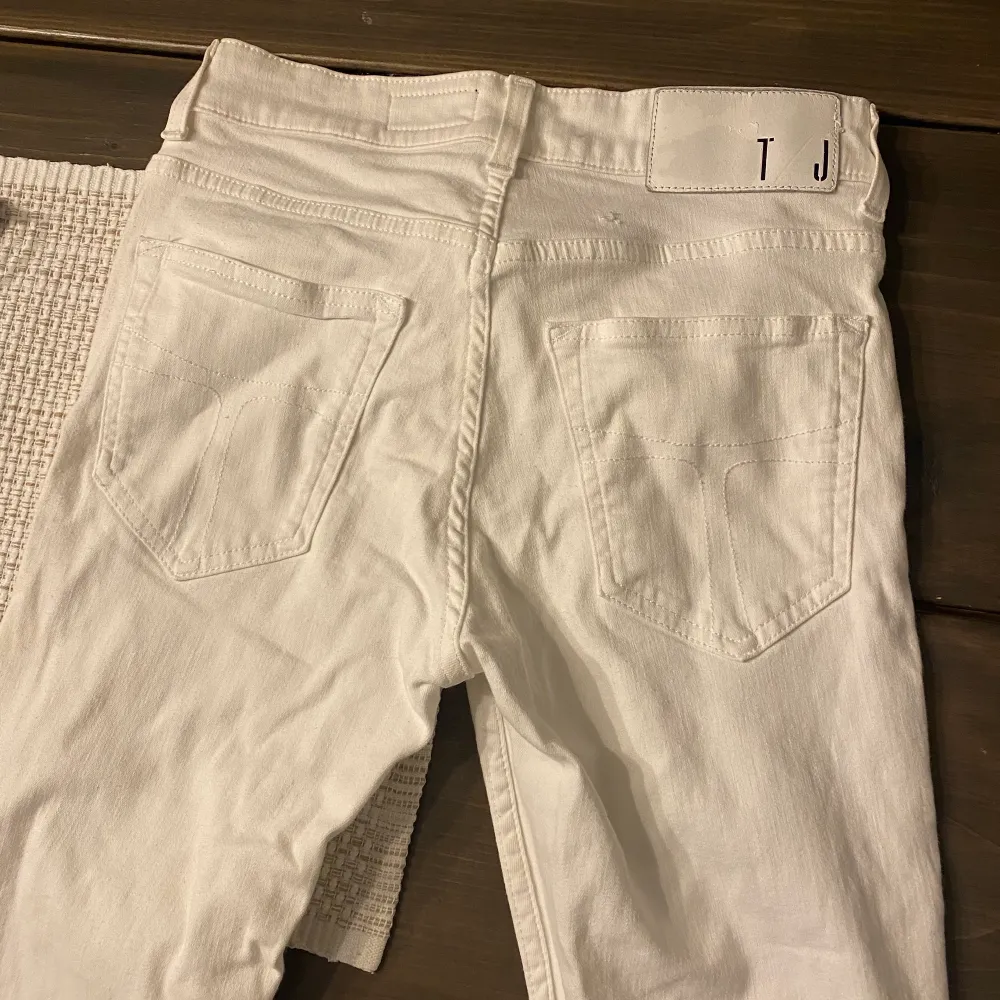 Säljer dessa vita lågmidjade tiger of Sweden jeans, knappt använda. Långa i benen!. Jeans & Byxor.