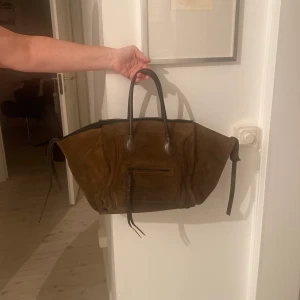 Celine väska  - Super fin väska från Celine!  Väskan är i mocka och därav ”missfärgningar” på väskan, men de går säkert att borsta bort med mocckaborste. Väskan är annars välldigt fin och rymlig!   