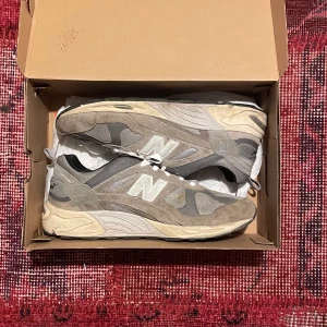 New balance 878 - Gråa new balance skor som är båda sköna och stiliga, går med de mesta eftersom det är en neutral färg, dom är rätt så använda men ändå i bra skick och kommer hålla ett tag! (Skriv gärna om mer info)