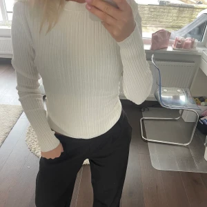 Topp med öppen rygg - Jätte fin oanvänd tröja med öppen rygg i ribbat typ från nakd, aldrig använd💘