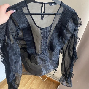 Blus Ginatricot  - Blus från Ginatricot, perfekt till fest🥳 Endast använd en gång. Storlek M💖💕