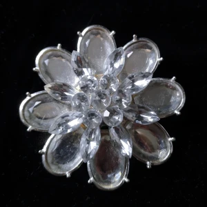 vintage brosch - Vacker vintage vit kristall brosch i silver, 6x6cm. Kan alternativt skicka som brev för 15 kr. 