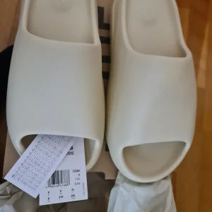 Yezzy slide bone - Säljer helt nya yezzy slide bone storlek 43. Kvitto finns. Kan skickas mot fraktkostnad eller hämtas i malmö