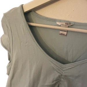 Ljusblå topp - Ljusblåtopp med rynkad detalj