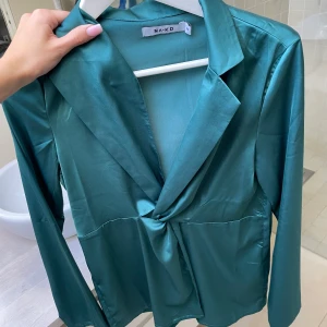 Topp - Säljer denna jättefina topp från Nakd i storlek 34 då den inte kommer till användning längre. Använd endast 2-3 gånger. Kan mötas upp eller skicka.