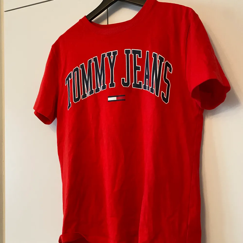 En röd Tommy hilfiger tröja i nytt skick i storlek s❤️. T-shirts.