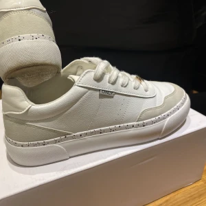 Only Vit Sneakers - Knappt använda så i mycket gott skick. Passar väldigt fint och är bekväm att ha på. Säljer de pga de passar inte längre 💔