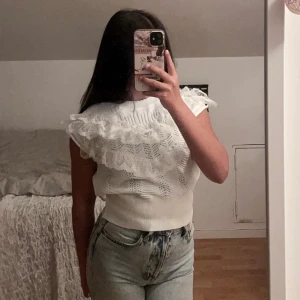 Stickad topp - Superfin vit stickad topp i storlek S. Säljs pga att den inte passar mig. 💕