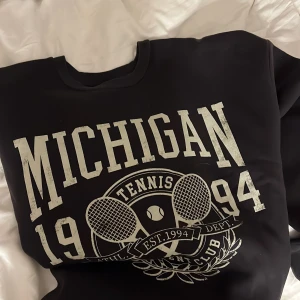 Sweetshirt  - Svart sweetshirt med tryck från Gina. 