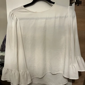 Vit volang blus - Vit blus med volanger vid ärmarna från Zara i storlek M, endast använt 1 gång.💞