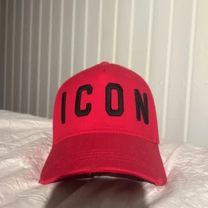 Oanvänd Dsquared2 keps - Säljer nu min äkta ICON keps då det inte är min stil. Helt ny. Kvitto finns. Köpt på farfetch för 1500kr. Slutsåld överallt.