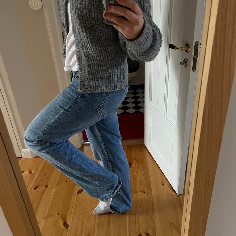 Säljer dessa skitbekväma lågmidjade jeansen från Gina Tricot som är använda ett fåtal gånger💗 Nypris: 500kr men säljer för 200kr🥰. Jeans & Byxor.