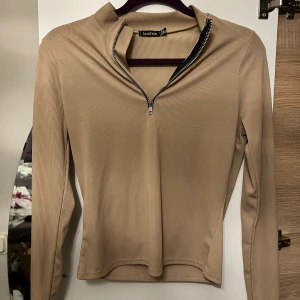 Beige topp - Beige topp i storlek L från Boohoo men ganska liten i storleken mera som S/M kan även va som en träningströja, aldrig använt.💞
