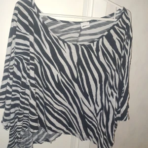 Superfin tröja från Gina - Jättefin och använd slags tröja som ska vara pösig och som går till magen ungefär. Storlek M/L. Säljes för 30kr plus frakt