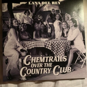Chemtrails Over The Country Club - Lana Del Ray - Köpt 2021 på Gekås Ullared. Inte spelat då jag inte lyssnat på albumet.