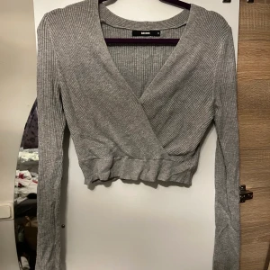 Grå cropped topp - Grå cropped topp från bikbok i storlek M mera som S/M, använt endast 1 gång.💞