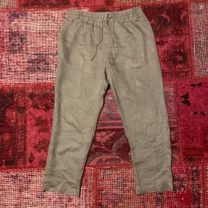 Mörk grå linne byxor - Tvär feta vintage linne byxor hittade second hand men var tyvärr för små, dom har ett najs luftigt material och är i perfekt skick dom är otroligt lätt stylade och sommar essential (skriv för mer info!!)