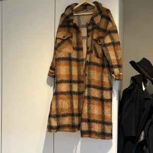 Kappa från Senes, one size  - Kappa köpt på Tara, använd sparsamt. Köptes för 1700. Passar de flesta storlekar beroende på hur man önskar passformen. 