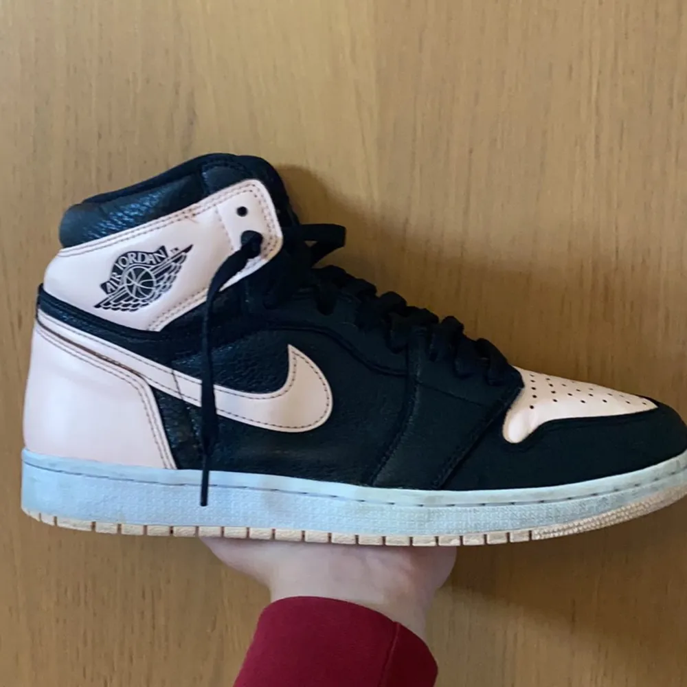 Nike Air Jordan 1 Hugh Retro Black Crimson Tint Size: 45 Price on stockx in this size: 368$ Cond: 7-8/10 . Kengät.
