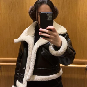 Zara jacka - Zara jacka. Knappt använd säljer pga rensning. Storlek s passar även xs. På bild ser jackan mer svart ut men den går mot det mörkbruna hållet. Nypris: 1000 kr