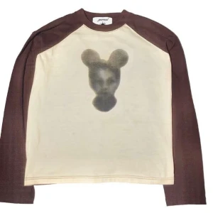 GURRSSS LONGSLEEVE - Säljer denna archive tröja från det fantastiska märket gurrsss. En av mina favoriter men har behövt släppa den nu tyvärr.   Sitter boxy, helt slutsåld och One of a kind 