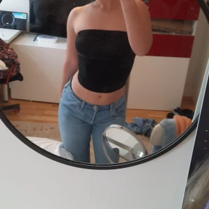 LOW RISE LEE JEANS - Sparsamt använda lågmidjade lee jeans. Är i strl M i midjan, men i oklar längd. Som ni ser på bilden är dom lite korta för mig som är 169 cm lång. Pris kan diskuteras vid smidig affär