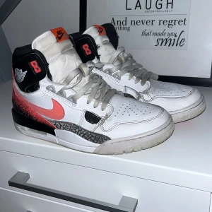 Jordan - Säljer mina jordans som är väl använda men ändå hövligt fresha, priset som är satt är pågrud av att en söm på sko har lossnat men inget man tänker på. 