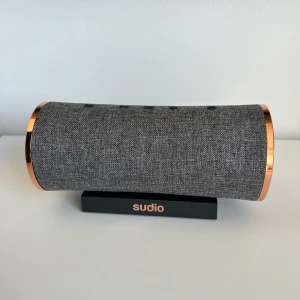 HÖGTALRE FRÅN SUDIO - Högtalare från sudio, ”femtio” Helt ny, vill ha en annan Den är bärbar och har 14 timmars speltid.  Dual play  Nypris 1300, säljer för 700