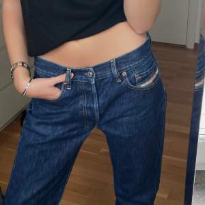 Lågmidjade diesel jeans som blivit för stora 😢 storlek 33, jag bär strl XS/S, skulle passa bättre på någon med M eller L 💕