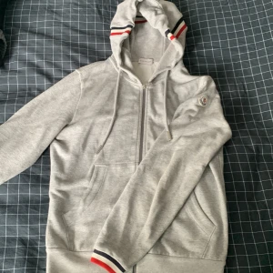 Grå Moncler hoodie - Grå moncler hoodie köpt från Mytheresa för 4500 kr. Använd ungefär 10 gånger. Skriv för mer info.