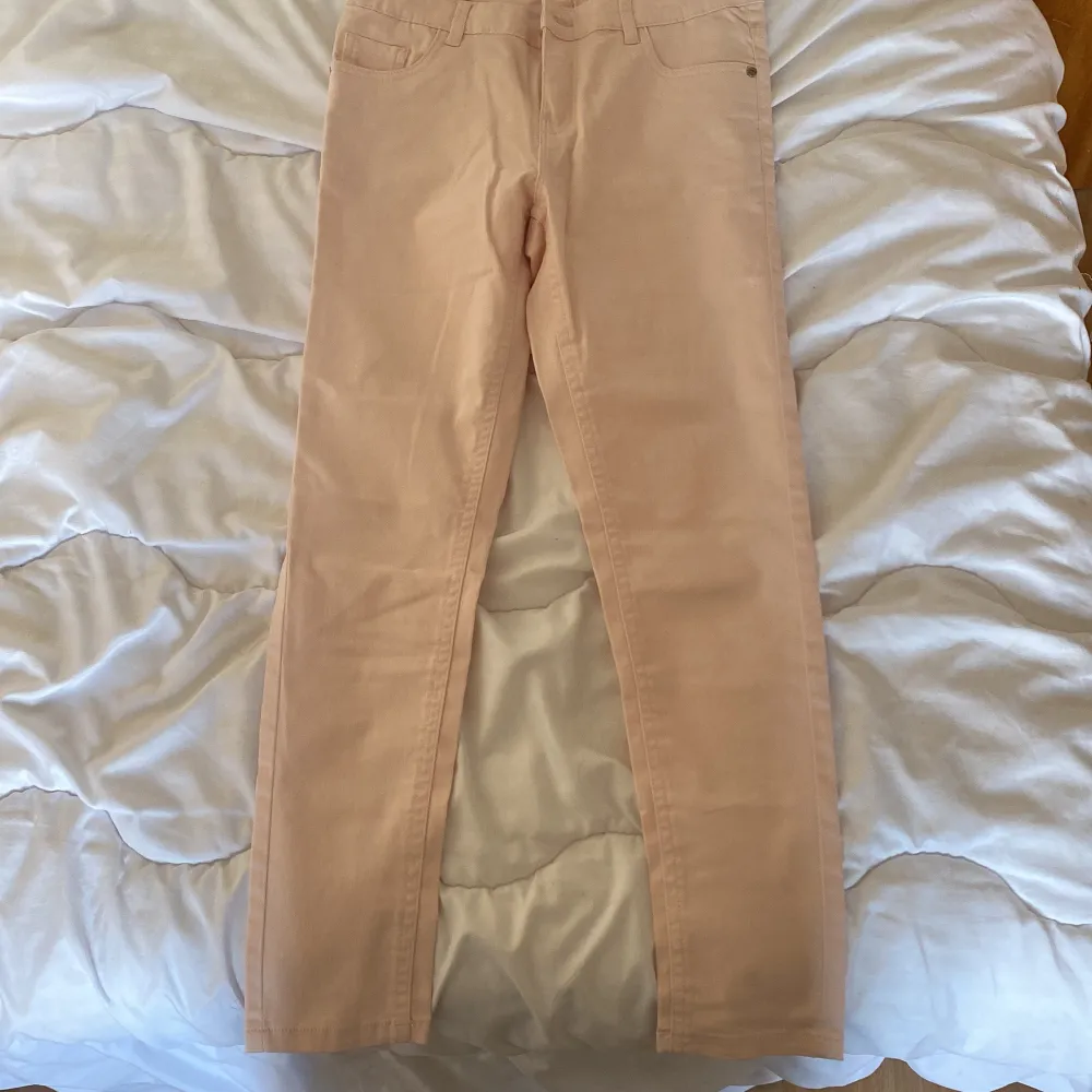 Fina jeans raka ljus rosa långa köpta för 299kr säljer för 160kr använda 0g. Jeans & Byxor.