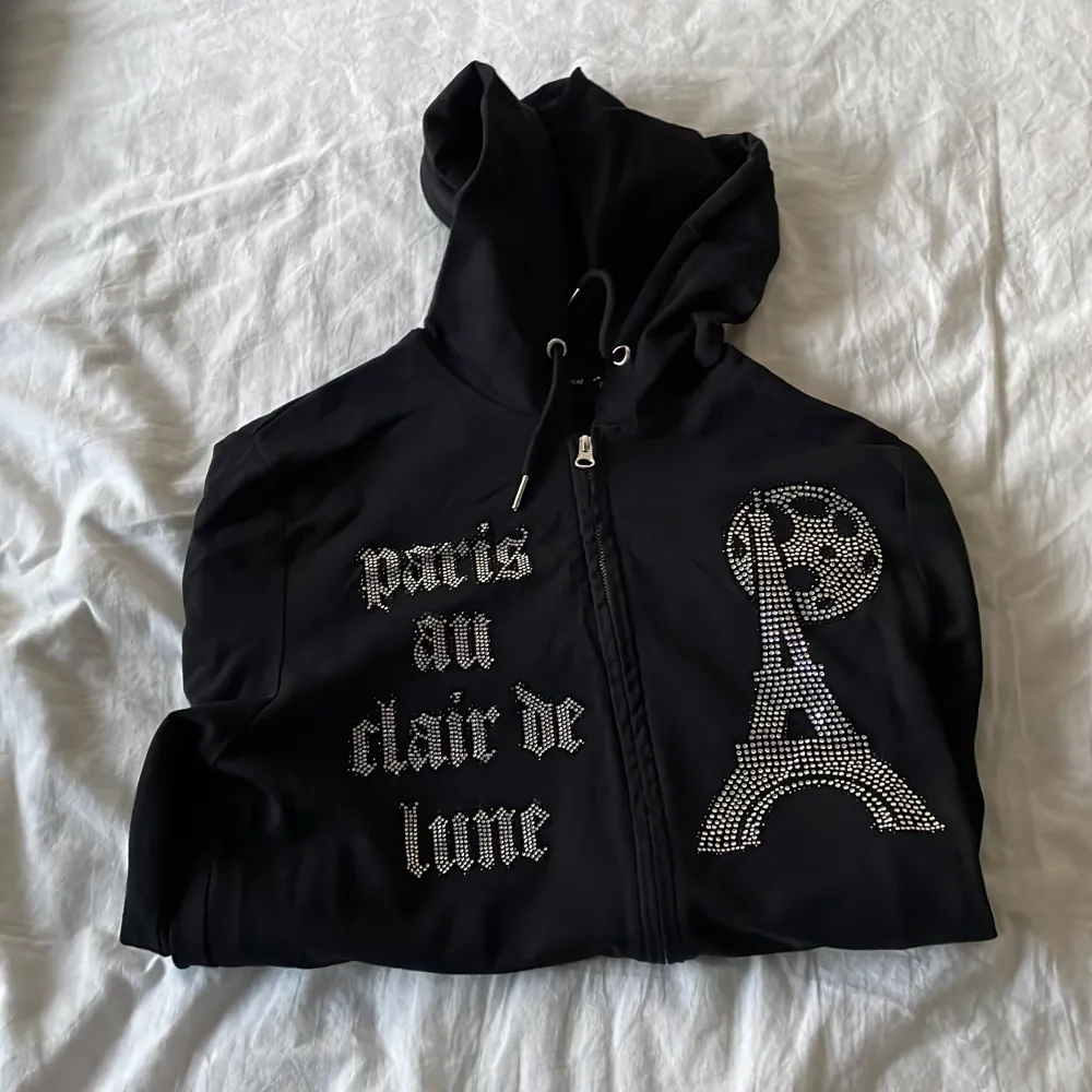 Rhinestone hoodie. 10/10 skick använd 1-2 gånger. Säljer pga ingen användning. Skriv för ev frågor. Slut överallt . Tröjor & Koftor.