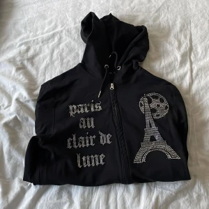 Bling lucid rhinestone - Rhinestone hoodie. 10/10 skick använd 1-2 gånger. Säljer pga ingen användning. Skriv för ev frågor. Slut överallt 