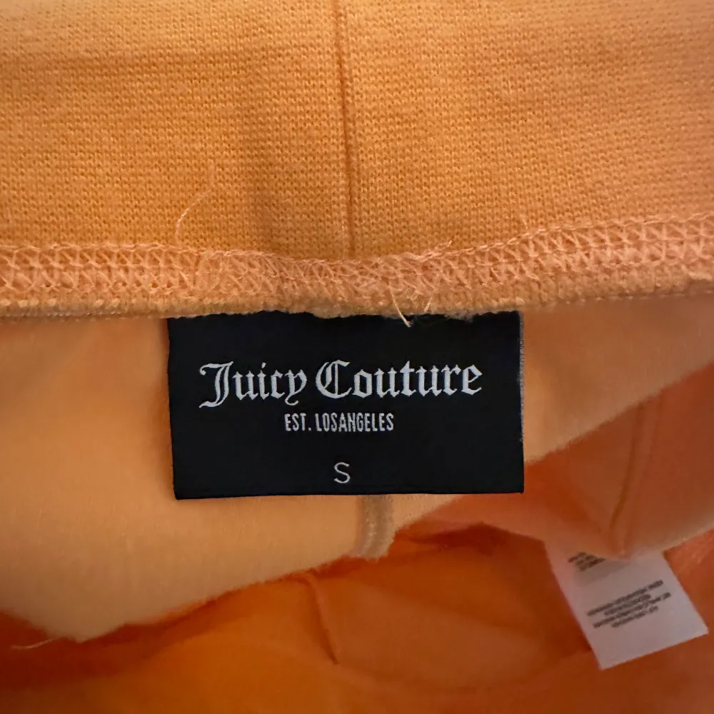 Säljer mina Juicy Couture byxor i storlek S. Köpta i somras och är använda cirka 5 gånger. . Jeans & Byxor.