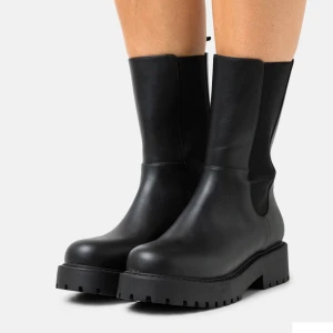 Platåstövlar  - Kortare höst kängor från monki, strl 37, endast använda en gång, nypris 399