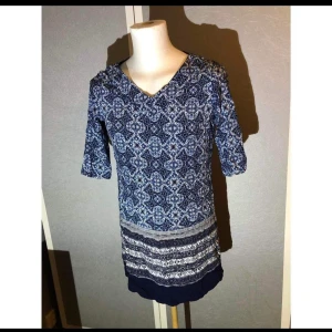 Klänning blå S - Klänning från Kappahl storlek S men passar även en M. Superfint skick. Trekvarts ärm.