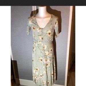 Klänning från H&M - Långklänning från HM i storlek 38. Mycket fin ljusgrön färg med blommor.