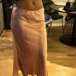 Rosa satinkjol - En kjol som är använd fåtal gånger tex på studenter och liknande. Finns en likadan grön på min profil också. Färgen gör sej inte rättvisa på bild 💕skriv om ni vill ha fler bilder