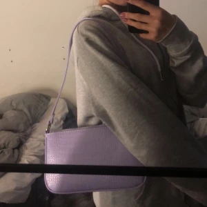 En ljuslila handväska ifrån Ullared! Aldrig använd, köparen står för frakten💖 -  En ljuslila väska ifrån ullared!Aldrig använd💓💓