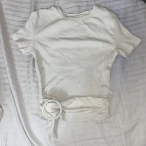 Bershka topp - En jättefin och elegant bershka topp som passar för allt. Man kan exempelvis ha den med en kjol eller kostymbyxor. Är i storlek XS. Köparen står för frakten ❤️