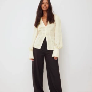 Blus nakd  - Säljer denna helt nya blusen från femmeblk x nakd i storlek 40. Aldrig använd då jag beställde två. Passar mig som är S/M. Skriv vid intresse 