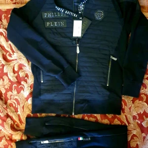 Äkta Philipp plein tracksuit  - Ny med alla tags och QR cod. Svart broderad döskalle på rygen med PP logon med svarta Swaroski kristaller.