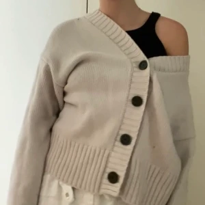 Kashmir kofta - Säljer denna Kashmir kofta ifrån h@m!  Kör för cirka 900kr och är i bra skick! 